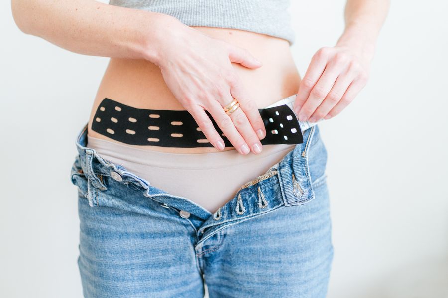 Anwendung von BeautyTape Punch Tape zur gezielten Unterstützung im Taillenbereich